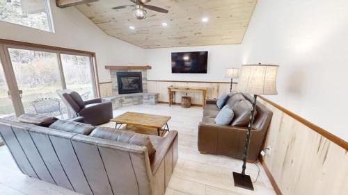 Red River House | Blue Heaven - On the River - Fireplace - WiFi - Washer - Dryer