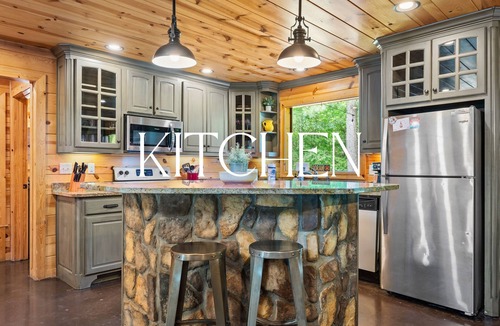 Hochatown Cabin | Blue Moon Cabin | Pet-Friendly Four-King Retreat