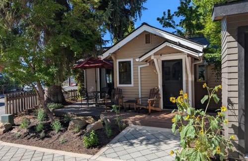 Old Bend House | Bluebird Day - River Gem Bungalow