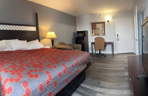 Roseville Hotel | Blueway Inn & Suites Roseville - Deluxe 1 Queen Bed Non-Smoking