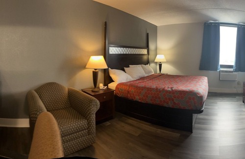Roseville Hotel | Blueway Inn & Suites Roseville - Deluxe 1 King Bed Non-Smoking