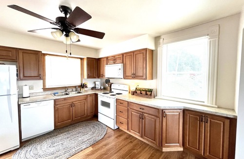 Fountain City House | Bluffside cottage with gorgeous views