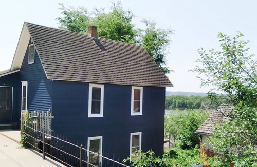 Fountain City House | Bluffside cottage with gorgeous views