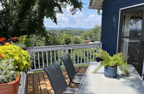 Fountain City House | Bluffside cottage with gorgeous views
