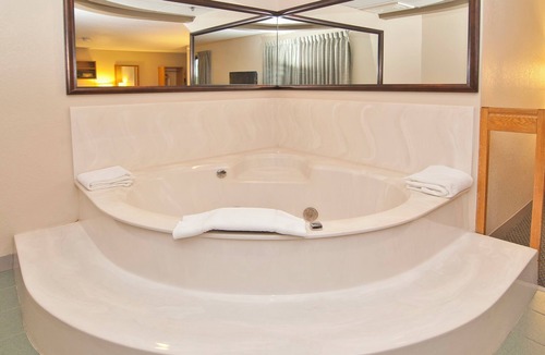 Faribault Hotel | Boarders Inn & Suites by Cobblestone Hotels - Faribault