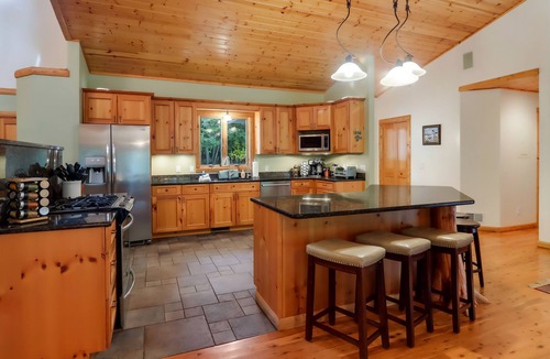 Mayfield House | Boardman Monarch River HOT TUB Fireplace
