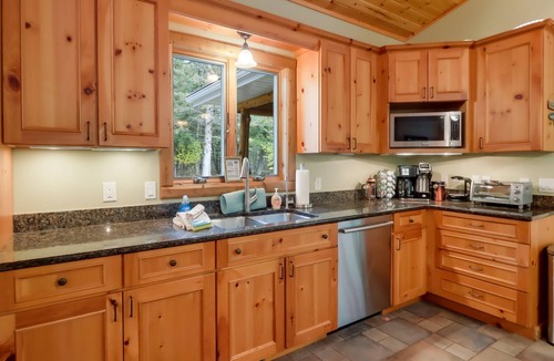 Mayfield House | Boardman Monarch River HOT TUB Fireplace