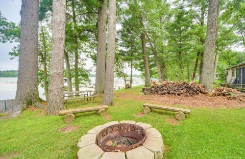 Siren House | Boat Dock, BBQ and Fireside Fun Clam Lake Cabin