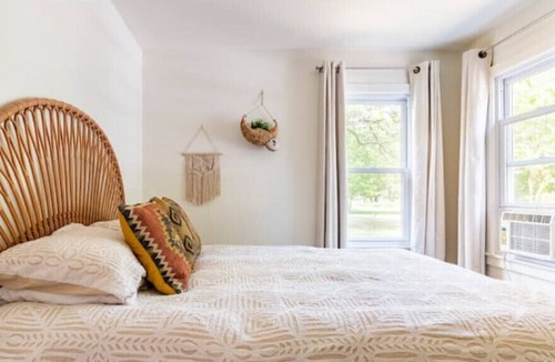 Alburg Cottage | Boho Cottage with Stunning Lake Viewsn