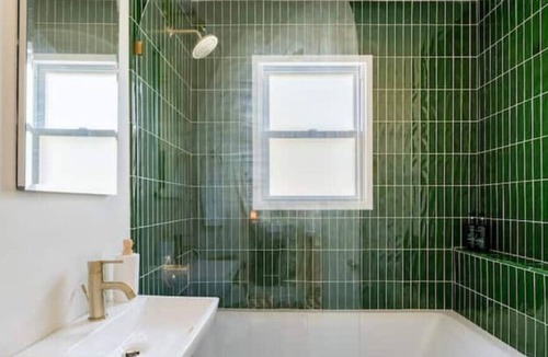 Alburg Cottage | Boho Cottage with Stunning Lake Viewsn