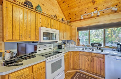 Bolton Landing Cottage | Bolton Landing Cottage w/Deck, Walk to Beach!