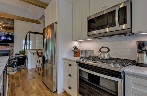 New London House | Boutique Cottage | Patio & Fire Pit | Deck w/View