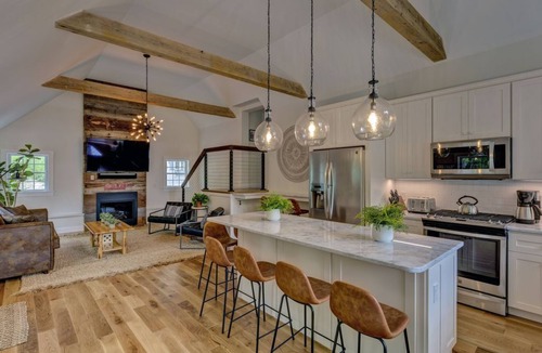 New London House | Boutique Cottage | Patio & Fire Pit | Deck w/View