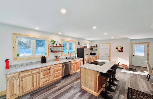 Moretown House | Brand new family home nestled in the woods close to Waterbury, Stowe, and Sugarbush with a hot tub