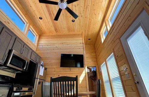 Valle Cabin | Brand-New Luxury Tiny Home Retreat with Loft & Stargazing Deck in Williams, Arizona