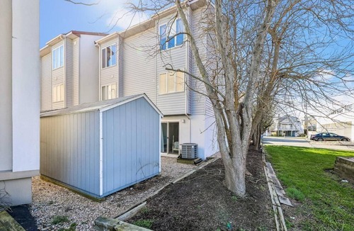 Bethany Beach Apartment | Bright 4BR Townhome w/Balcony | Near the Ocean!