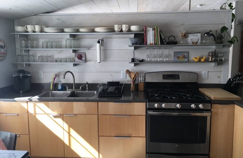 Duxbury Apartment | Bright & Airy Guest House in downtown Waterbury