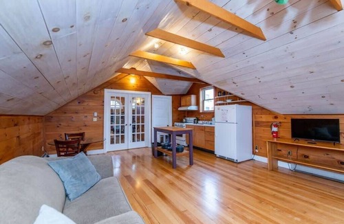 Old North End House | Bright and Cozy Prvt Treehouse Apt Near downtown!