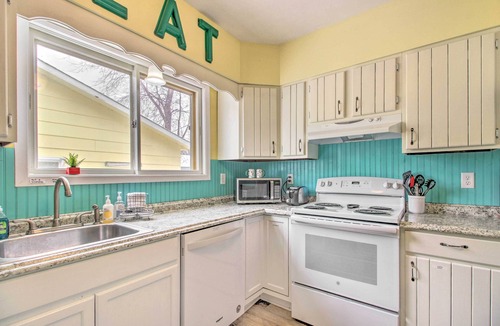 Crosby House | Bright Crosby Home - Walk to Main St & Beach!
