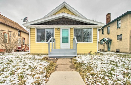Crosby House | Bright Crosby Home - Walk to Main St & Beach!