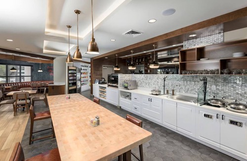 Chandler Hotel | Bright Guest Room by Chandler Fashion Center + Local Dining – 2 Miles!