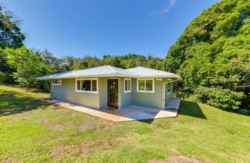 Pauwela Apartment | Bright Haiku Studio: Patio + Rainforest View