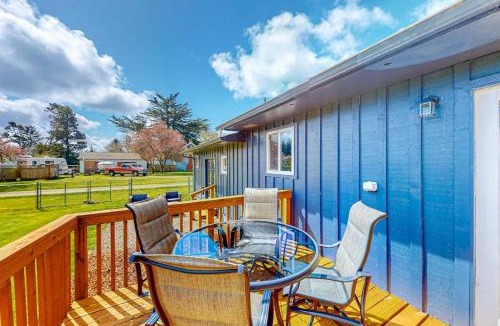 Ocean Park House | Bright home with large yard deck & firepit - walk to the beach