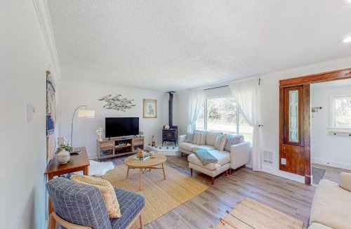 Ocean Park House | Bright home with large yard deck & firepit - walk to the beach