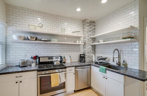Elliot Park Apartment | Bright Minneapolis Apartment - 1 Mi to Downtown!
