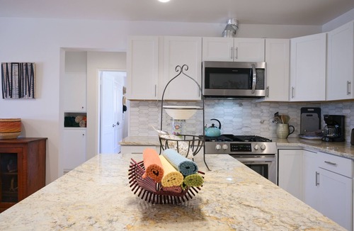 Southside House | Bright renovated escape near downtown with free WiFi, AC, large backyard & patio