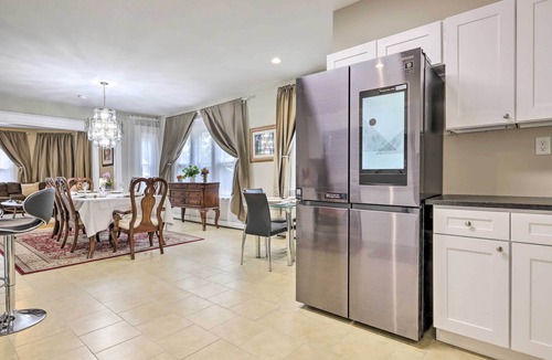 Memorial Square Apartment | Bright Springfield Apartment w/2 Balconies!