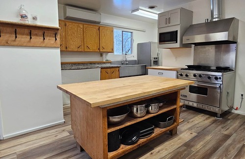 Sula Cabin | BroadAxe Lodge, bunkhouse and kitchen