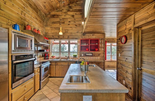 Broken Bow Cabin | Broken Bow Mountaintop Home w/Hot Tub!
