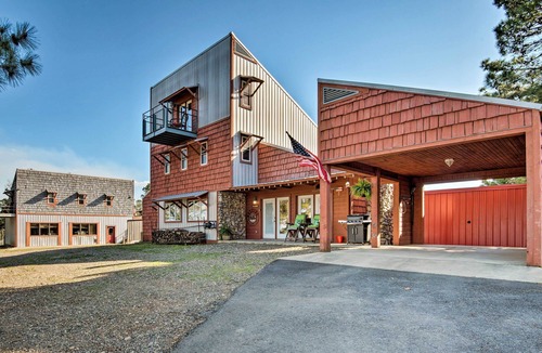 Broken Bow Cabin | Broken Bow Mountaintop Home w/Hot Tub!