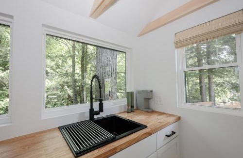 Lincoln House | BrookHaus - Modern Cabin Stay at Harvard Brook