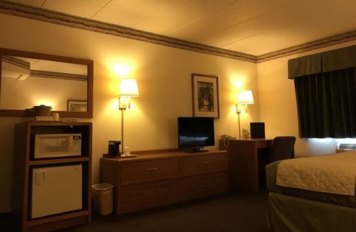Thorp House | Budget-Friendly Getaway, Free Breakfast & Free Parking, Steps to Conway Park