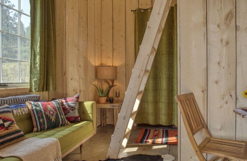 Chromo Hostel | Bunkhouse Loft - Countryside View