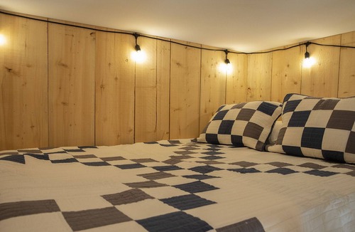 Chromo Hostel | Bunkhouse Loft - Countryside View
