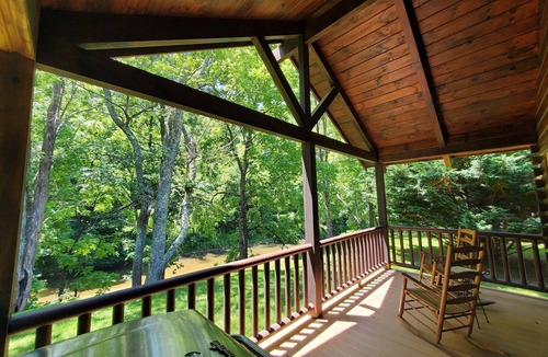 Galax Apartment | (Cabin 297) As Good As It Gets