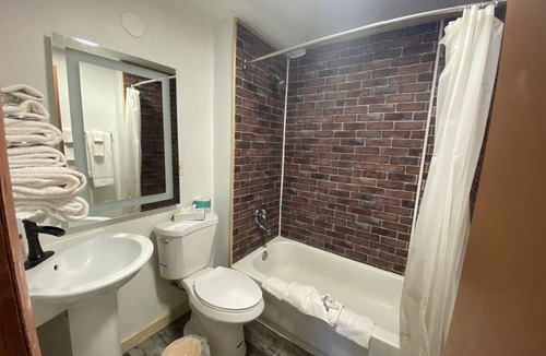 South Fork Cabin | Cabin with 2 Double Beds Sleeps 4