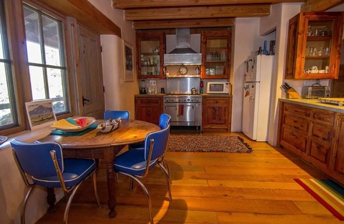 Arroyo Seco House | Caja de Tesoro ~ A Romantic Mountain Getaway!