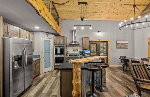 Williams House | Canyon Gateway with Hot Tub
