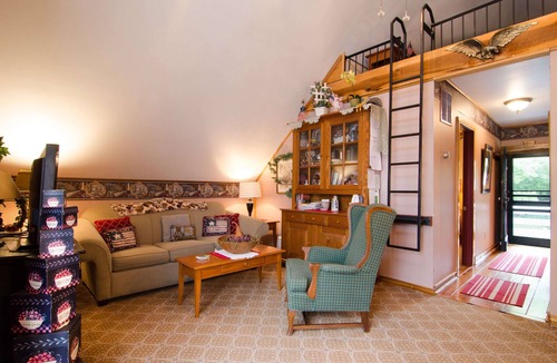 Harpers Ferry Bed & Breakfast | Caravan Suite location Private Lily Garden BnB