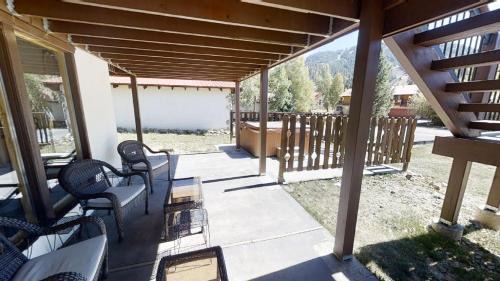 Red River House | Caribel Trail Lodge - Hot Tub - Grill - Satellite - WiFi - Washer - Dryer - Garage Access