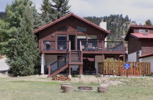 Red River House | Caribel Trail Lodge - Hot Tub - Grill - Satellite - WiFi - Washer - Dryer - Garage Access