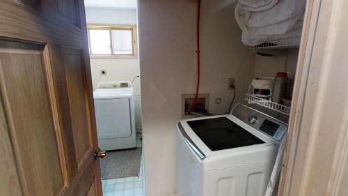 Red River House | Caribel Trail Lodge - Hot Tub - Grill - Satellite - WiFi - Washer - Dryer - Garage Access