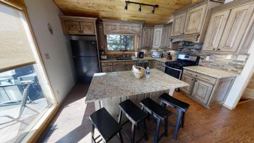 Red River House | Caribel Trail Lodge - Hot Tub - Grill - Satellite - WiFi - Washer - Dryer - Garage Access
