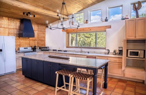 Valdez House | Casa Angel - 3 Bedroom Pet Friendly Home with Amazing Valley and Mountain Views