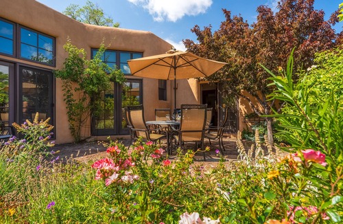 Historic Eastside House | Casa Artista - Right off Canyon Road, Amazing Art