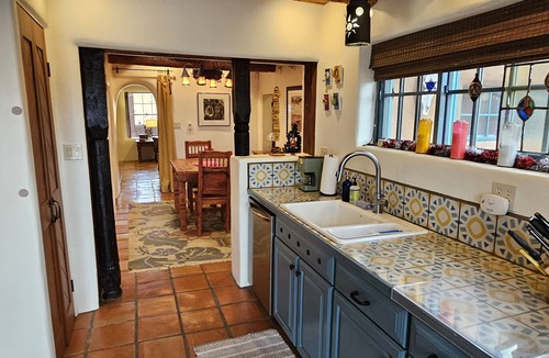 Taos House | Casa Carlos Authentic Historic Adobe -Walk to Plaza -Hot Tub- Mini Split A/C